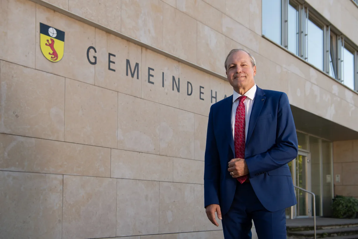 Jörg Kündig steht vor dem Gemeindehaus in Gossau.